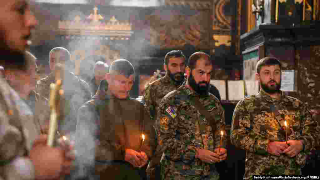 Священик читає заупокійну молитву під час служби у Володимирському  кафедральному соборі 