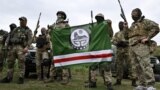 Бойцы чеченского добровольческого батальона имени Джохара Дудаева во время тренировки в Киевской области. 27 августа 2022 года