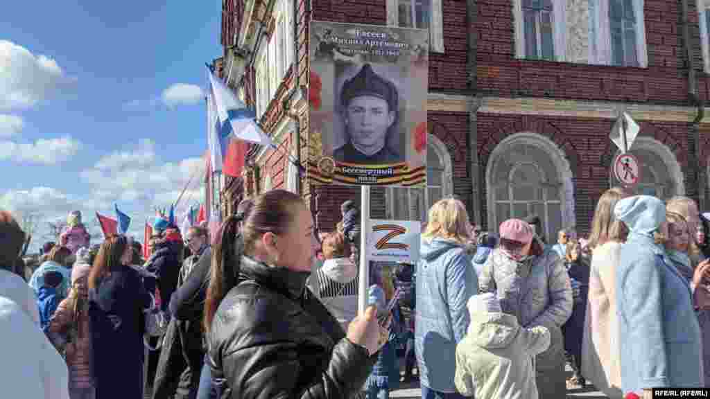 Участники шествия "Бессмертный полк" в Архангельске прикрепляли к портретам своих погибших на войне родственников Z-символику, которую российская армия использует в качестве отличительных знаков при вторжении войск в Украину 