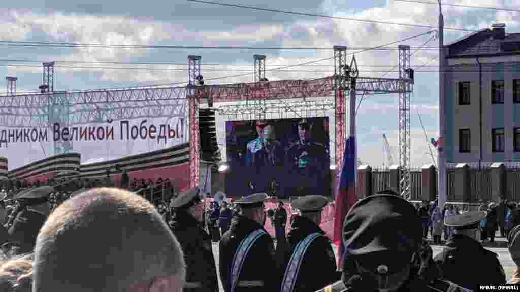 В Архангельске во время парада Победы транслировалось огромное изображение президента России Владимира Путина 