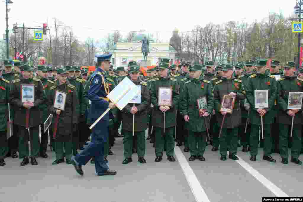 Курсанты перед проведением шествия "Бессмертный полк в Петербурге" 