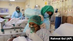 يوه افغانه ډاکټره یوه ښځه معاینه کوي - انځور له ارشیفه