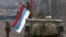 Российские военные в Грозном, февраль 2000 года. Надпись на боевой машине: "Пусть она не права – она родина моя!" Иллюстративная фотография