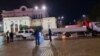 Транспарантите, които съдържаха фалшиви нови за пандемията, както и заплахи, са били премахнати във вторник вечерта