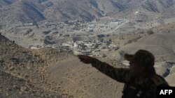 د پاکستان پوځ یو افسر په شمالي وزیرستان کې خبریالانو ته د معلوماتو ورکولو پر مهال - پخوانی انځور.