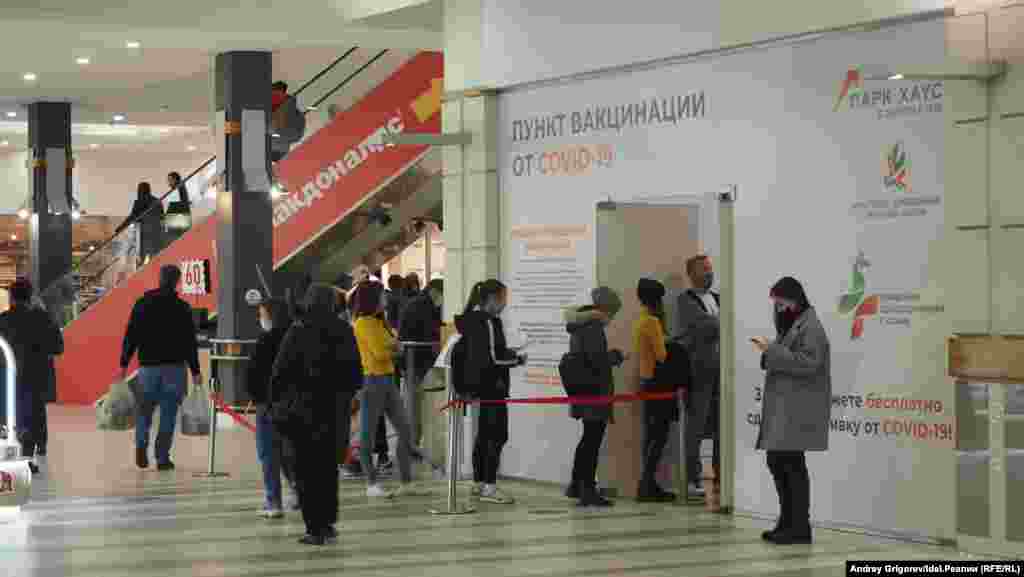 Здесь очередь в субботу не выглядела столь пугающе. 