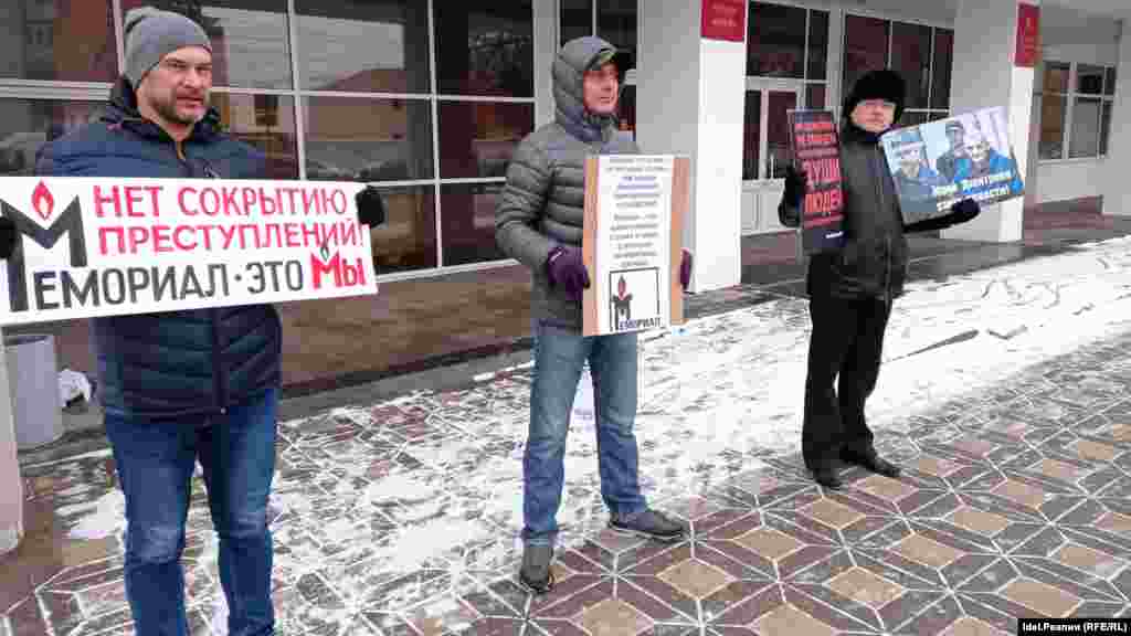 Пикет в защиту правозащитного общества "Мемориал" (признано "иностранным агентом" на территории России), Киров, 20 ноября. 