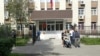 Протестующие против работы угольного разреза вышли к зданию суда в Новокузнецке, где пройдет суд над задержанным журналистом