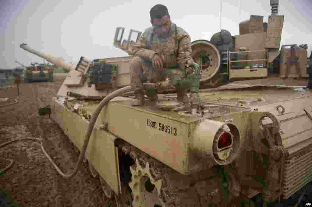 Морской пехотинец США заправляет свой танк M1 Abrams на базе FOB Эдинбург в провинции Гильменд, Афганистан, 2 февраля 2011 года. Нынешний M1A2 Abrams может развивать максимальную скорость 72 км/ч (по дорогам с твердым покрытием) и 48 км/ч по бездорожью. Двигатель может использовать различные виды топлива, включая авиатопливо, бензин, дизельное топливо и судовое дизельное топливо. 