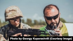 Інструктор працює із бійцем. Полк «Азов»