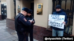 Участник пикета в поддержку Ильдара Дадина в Москве