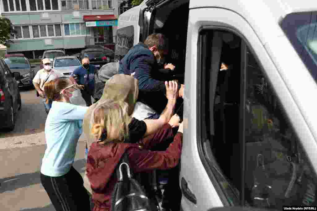 An RFE/RL Belarus Service correspondent witnessed unidentified men attack Sevyarynets near his home and drag him into a van. Supporters of the opposition politician tried to protect him from kidnapping.  