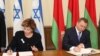 Міністар замежных спраў Беларусі Ўладзімер Макей і міністар абсорбцыі Ізраіля Софа Ландвэр падпісваюць пагадненьне аб адмене візаў для ўладальнікаў нацыянальных пашпартоў. Менск, 19 верасьня 2014 году