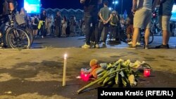 Odavanje počasti žrtvama pada nadstrešnice u Novom Sadu na antivladinom protestu u tom gradu, 1. septembar 2025.