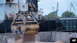 Загрузка судна в порту Измаила (иллюстративное фото)
