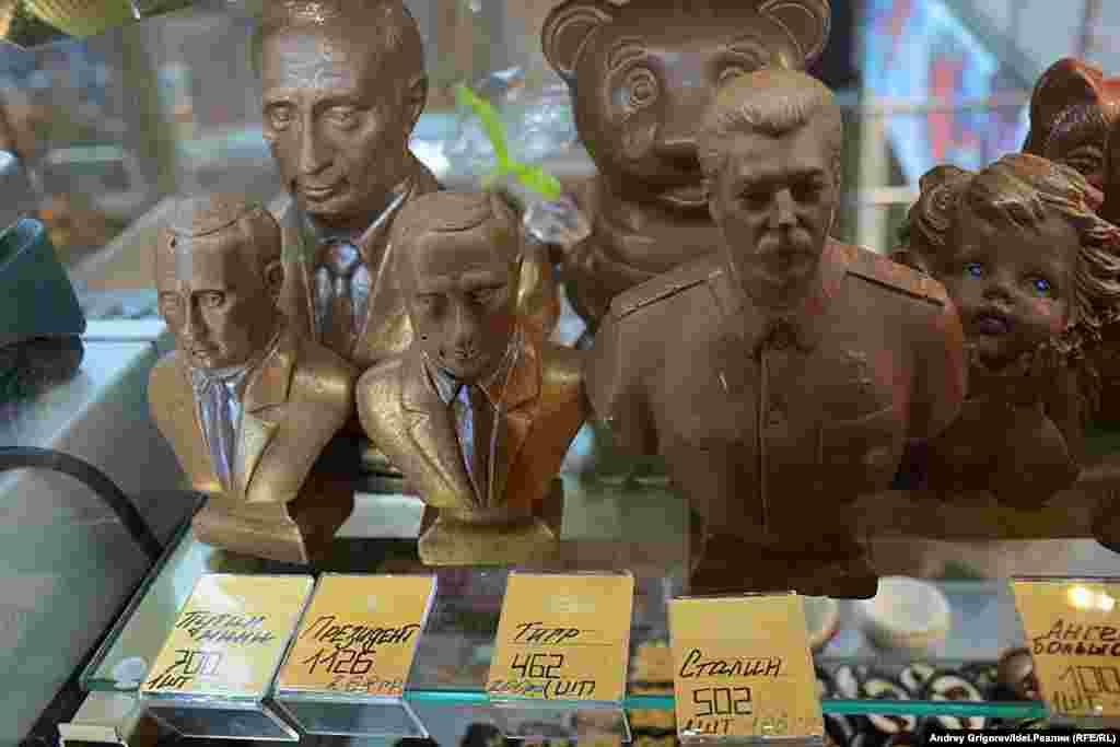 ТРЦ "Тандем". Здесь выставлены на продажу шоколадные бюстики Иосифа Сталина и Владимира Путина. Бюстики Путина мельче, но стоят дороже. В Сталина шоколада почему-то не докладывают. 