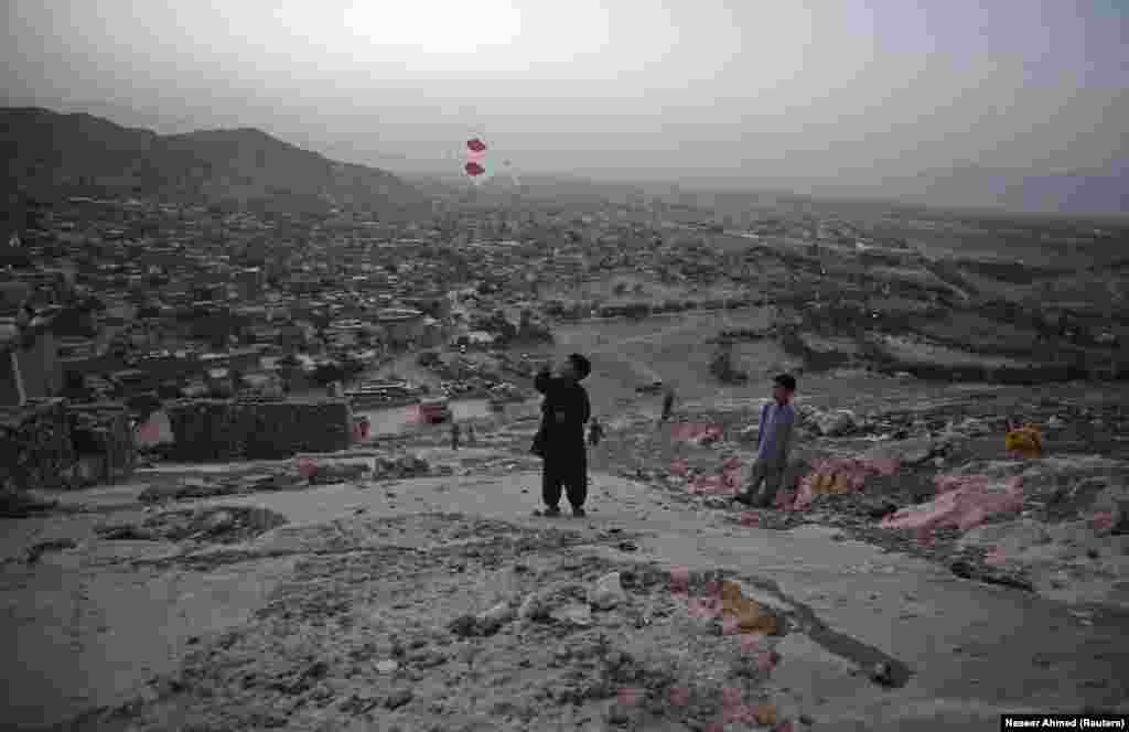 یو هزاره هلک په کوټه کې د یوې غونډۍ پر سر پتنګ الوځوي. په وروستیو کې پر هزاره توکمیو لږه کیانو د بریدونو زیاتېدو پس د پاکستان امنیتي ادارو د دوی د هستوګنې ځینې سیمې کلابندې کړي او پوستې یې لګولې دي. 