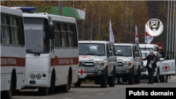 Возила од Меѓународниот комитет на Црвениот крст ги придружуваат автобусите што ги носат телата на загинатите украински војници што Русија ѝ ги предаде на Украина.