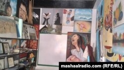 په جلال اباد کې له کلونو راهیسې خطاطان او انځورګر شاګردار روزي.