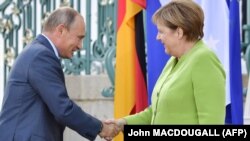 Владимир Путин и Ангела Меркель перед началом встречи, Берлин, 18 августа 2018 год