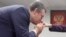 Леонид Слуцкий целует руку главе МИД Эквадора Марии Фернанде Эспиносе