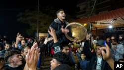 فلسطينيان په غزه کې د اسراييلو او حماس ترمينځ د اوربند تر موافقې وروسته خوشالي کوي -
