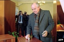Прэзыдэнт СССР Міхаіл Гарбачоў галасуе на рэфэрэндуме 17 сакавіка 1991 году