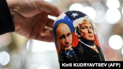 Vlagyimir Putyint és Donald Trumpot ábrázoló matrjoska babák
