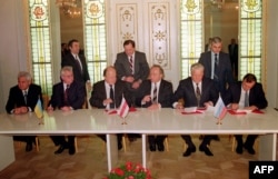 Прем’єр-міністр України Вітольд Фокін (перший ліворуч), президент України Леонід Кравчук (другий ліворуч), голова Верховної Ради Білорусі Станіслав Шушкевич (третій ліворуч) і президент Росії Борис Єльцин (другий праворуч) під час підписання Біловезької угоди, 8 грудня 1991 року