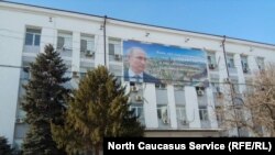 Баннер с изображением Путина над зданием избирательной комиссии Дагестана