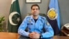 د اسلام اباد پوليس افسر عدنان اکبر په خپل دفتر کې ناست دی ـ انځور له ارشيفه