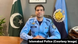 د اسلام اباد پوليس افسر عدنان اکبر په خپل دفتر کې ناست دی ـ انځور له ارشيفه