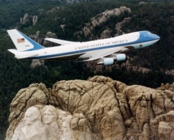 Один із двох літаків «Боїнг» 747, відомих як Air Force One (Борт номер один — позивний будь-якого літака ВПС США, на борту якого перебуває президент США) над горою Рашмор (Скеля президентів у США) у 2001 році