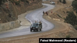 په جنوبي وزیرستان کې امنیتي سرتېري د ګزمې پر مهال - پخوانی انځور.