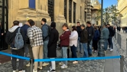 Alegeri în Moldova - la București au fost cozi de 200-300 de persoane la secțiile de vot Alegeri în Moldova - la București au fost cozi de 200-300 de persoane la secțiile de vot