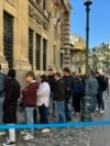 Alegeri în Moldova - la București au fost cozi de 200-300 de persoane la secțiile de vot Alegeri în Moldova - la București au fost cozi de 200-300 de persoane la secțiile de vot