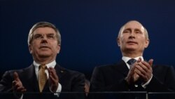 Президент МОК Томас Бах и Владимир Путин на церемонии закрытия зимней Олимпиады в Сочи