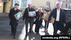 Лідэры «Народнага рэфэрэндуму» нясуць сабраныя подпісы, 2 кастрычніка 2014