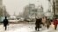 Жители Грозного на разрушенных улицах города в феврале 1996 года, через два с лишним года после начала войны в Чечне