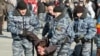 Акции протеста против "заградительных" пошлин во Владивостоке разгоняли с помощью ОМОНа