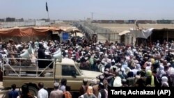 د چمن بولدک لارې له تړلو سره د زرګونو خلکو ته تګ راتګ اغېزمنېږي.
