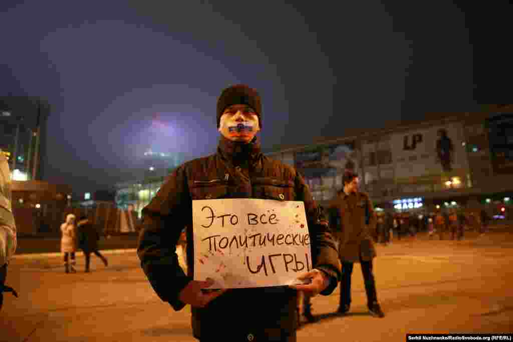 В Украине недавно вступил в силу закон, регламентирующий порядок гастролей в стране исполнителей из России – организаторы обязаны заранее обратиться в Службу безопасности Украины с запросом, разрешен ли определенному исполнителю въезд в страну, и получить разрешение на выступление. Но гастроли украинских исполнителей в России с украинской стороны никак нормативно не ограничены, хотя Россия с 2014 года ведет против Украины гибридную агрессию