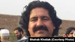علي وزیر د دسمبر پر ۱۶مه له هغه وروسته نیول شوی وو چې نوموي د پېښور د ارمي پبلک سکول د وژل شویو ماشومانو د شپږم تلین په غونډه کې ګډون او وینا کړې وه.