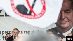 Президент Чехии Земан выступает на митинге против мигрантов в Праге