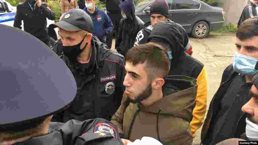 3 листопада, Сімферополь. Співробітники російської поліції в Криму затримують кореспондентів «Кримської солідарності» та інтернет-видання «Грані.ру». Вілен Темер'янов, Абляміт Зіядінов, а також активіст Ерфан Бекіров перебували біля будівлі суду в Сімферополі, коли там проходило засідання у Красногвардійській «справі Хізб ут-Тахрір». У чоловіків було редакційне завдання, вони стежили за оголошенням вироку фігурантам, але російські силовики звинуватили їх у порушенні порядку організації масових заходів та правил поведінки під час «режиму підвищеної готовності». Вранці 28 грудня співробітники російської поліції «примусово посадили в службову машину і вивезли з будинку» громадянського журналіста Вілена Темер'янова.  