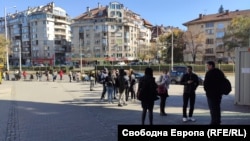 Опашката пред пункта за антигенни тестове на входа на Сердика Център.