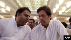 وزیراعظم عمران خان د اطلاعاتو وفاقي وزیر فواد چودري سره خبرې کوي- انځور له ارشیفه