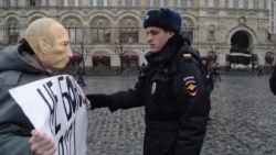В Москве на Красной площади задержан «Владимир Путин» (видео) В Москве на Красной площади задержан «Владимир Путин» (видео)