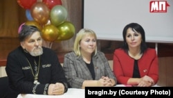 Сьвятар Уладзімер Зелянкоўскі і брагінскія чыноўцыі Натальля Даўжанок і Сьвятлана Цалуйка. Фота выданьня «Маяк Палесься»