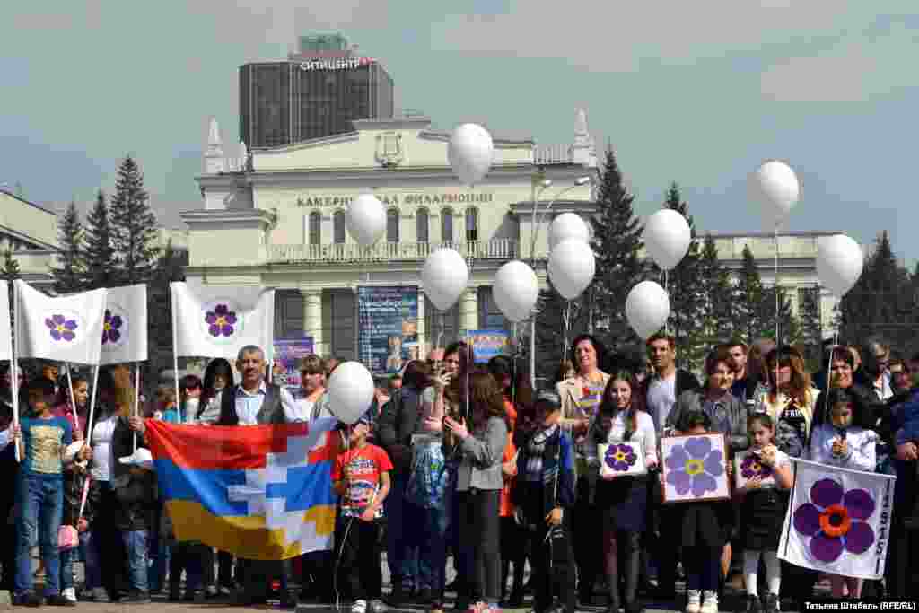 Символом 100-летия геноцида армян была выбрана незабудка. Этот цветок имеет символический смысл – помнить, не забывать и напоминать. Но и в этом году изображение незабудки встречалось на многих плакатах.